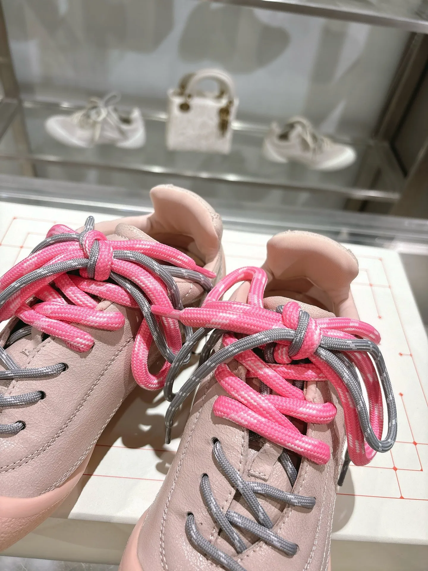 p580💰Couple model 𝐀𝐥𝐞𝐱𝐚𝐧𝐝𝐞𝐫 𝐌𝐜𝐐𝐮𝐞𝐞𝐧#/Alexander McQueen’s latest Flexion series, retro, casual, sneakers, original purchase, development, production, this Flexion Off Low-top sneakers in white grained leather with varying sized laces and an anatomically inspired lightweight segmented sole. The reverse skull pattern is embossed on the heel. Fabric: Original customized imported first-layer cowhide. Lining: Customized imported breathable mesh lining. Sole: Original open-molded non-slip TPU material. Bottom thickness: 2CM. Size: #Female size 35-40 (40 customized, non-refundable) #Men’s code 39-45 (45 customized, non-refundable)
